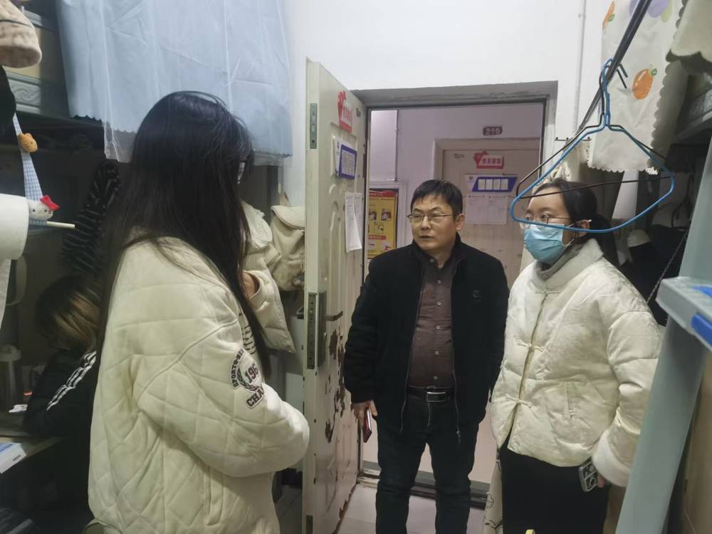 学院辅导员深入学生宿舍