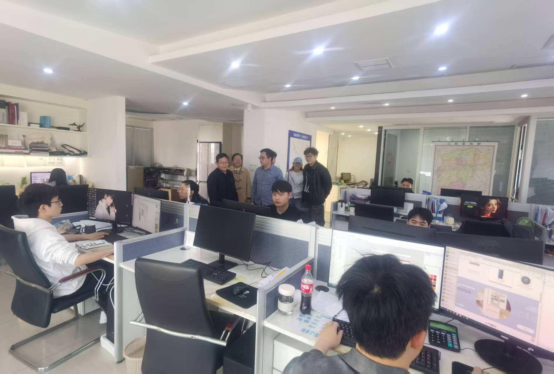 院带毕业生到用人单位参观与面试