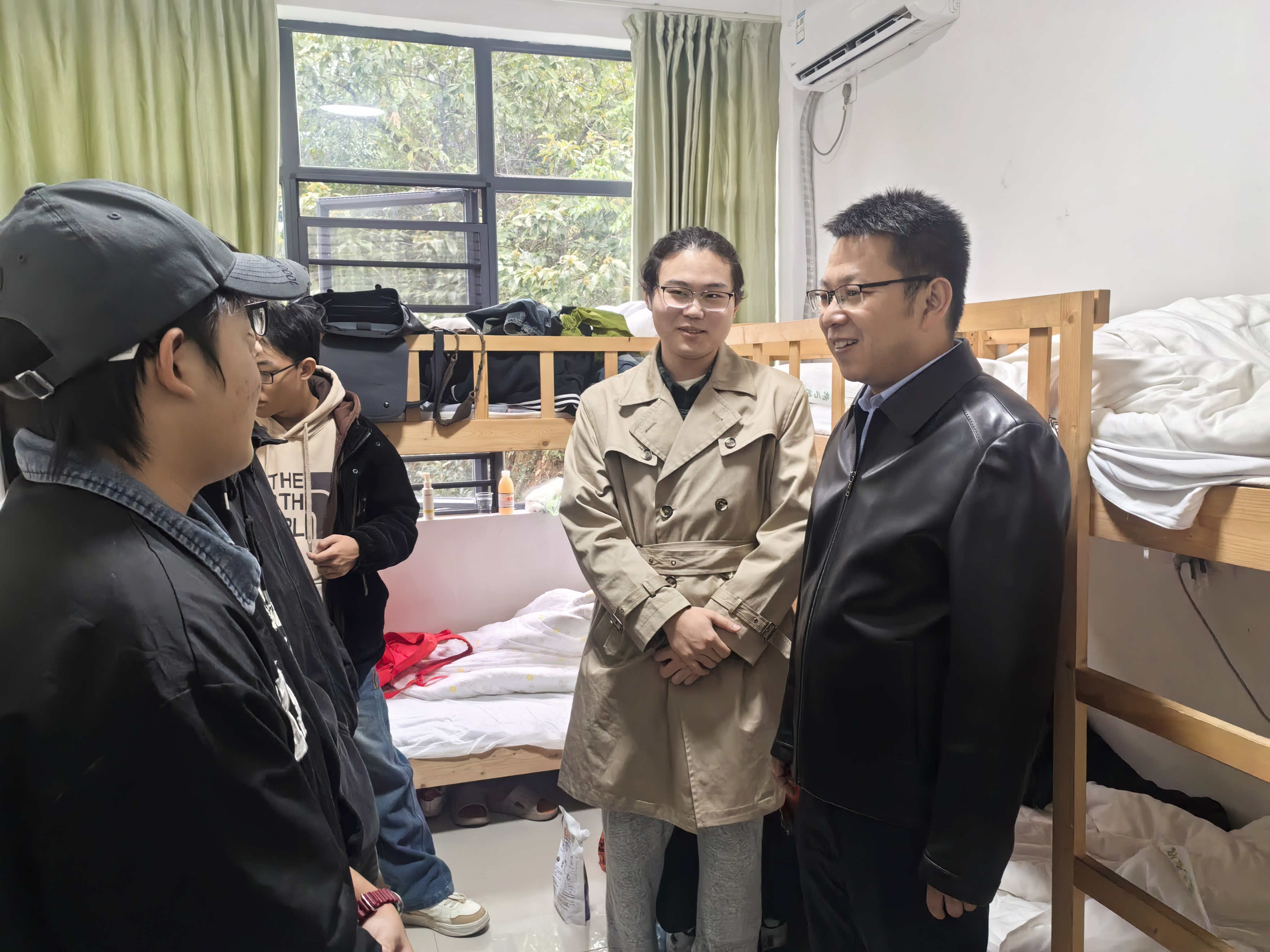 院领导看望写生1