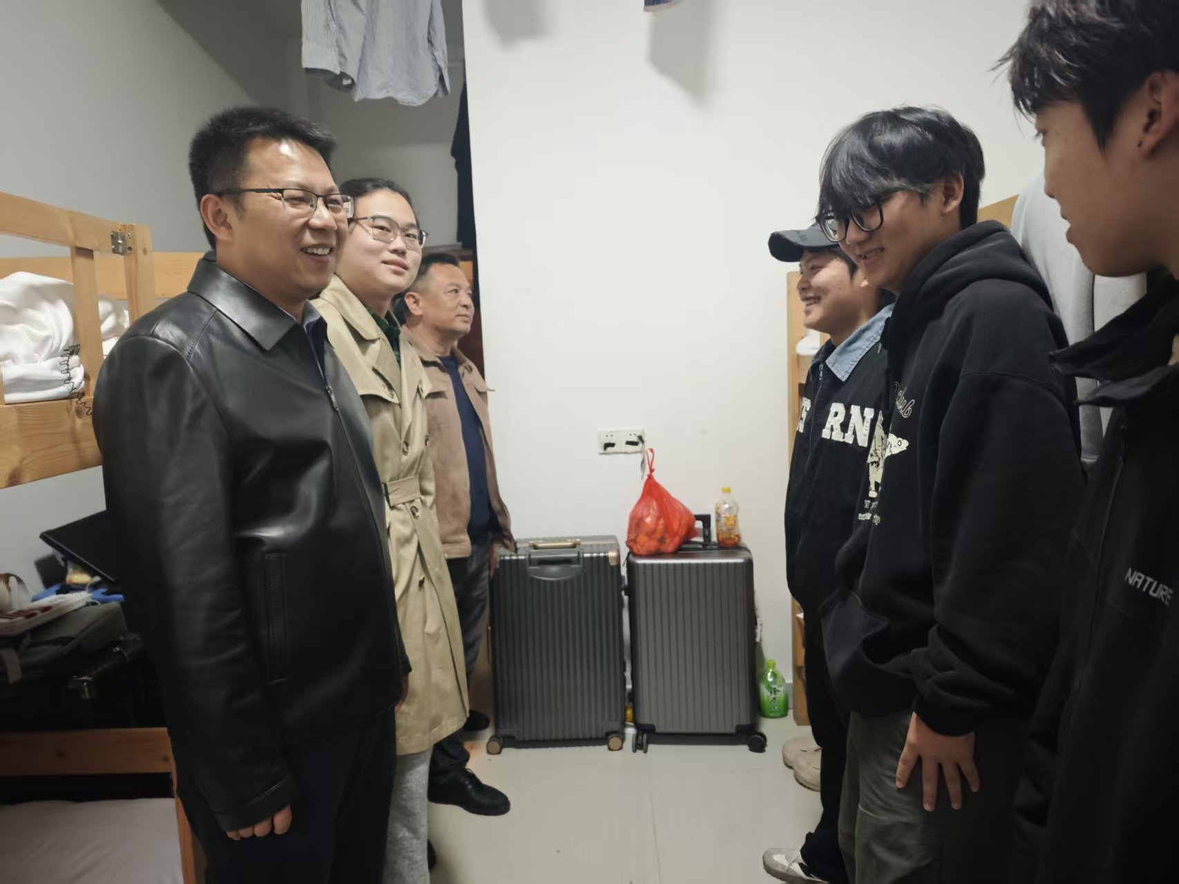 院领导看望写生2