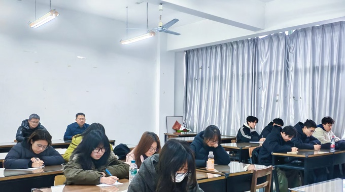 学院领导与同学们共听“开学第一课”