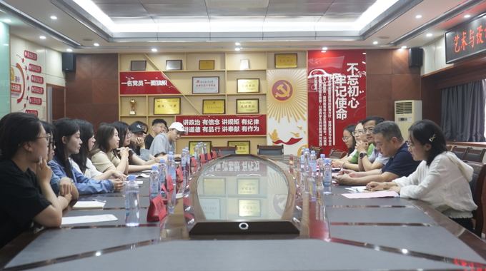 艺术与设计学院召开“院领导面对面·共话前程”——走进2026届毕业生座谈会