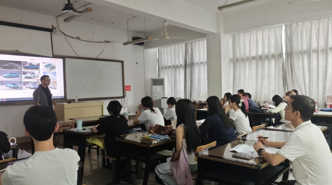 学院领导深入教学一线与学子共听“开学第一课”